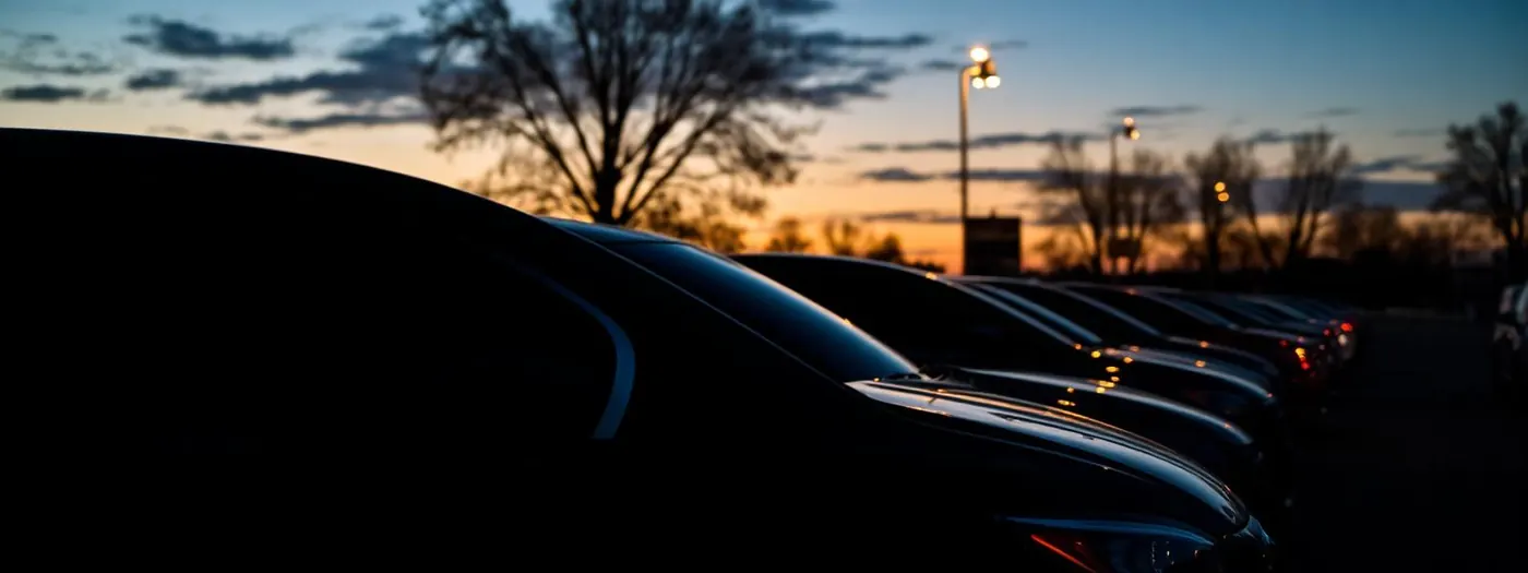 Varios autos con polarizado instalado, alineados al atardecer